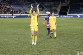 金年会入口-梅西进球女球迷撩衣庆祝原图